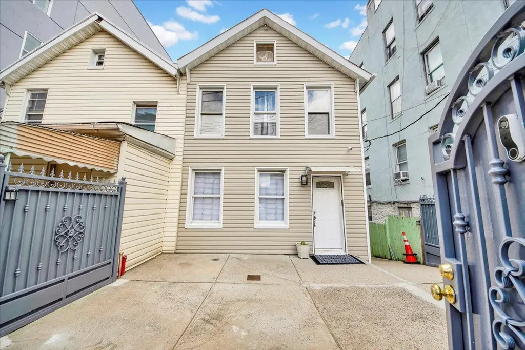 735 E 216th Street Bronx NY 10467