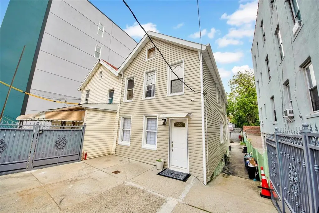 735 E 216th Street Bronx NY 10467