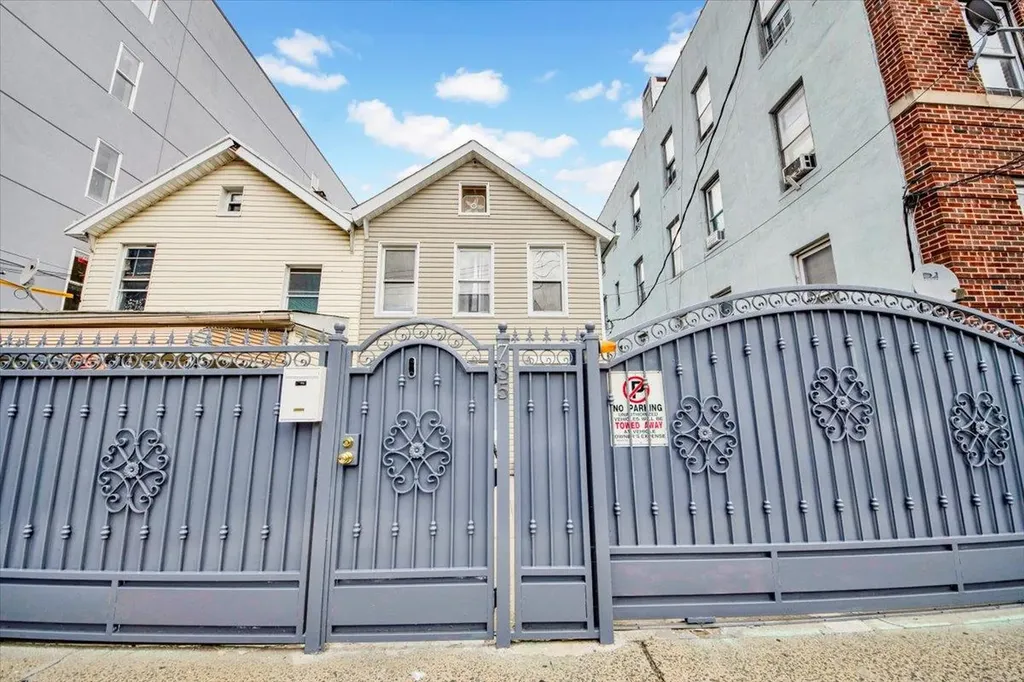 735 E 216th Street Bronx NY 10467