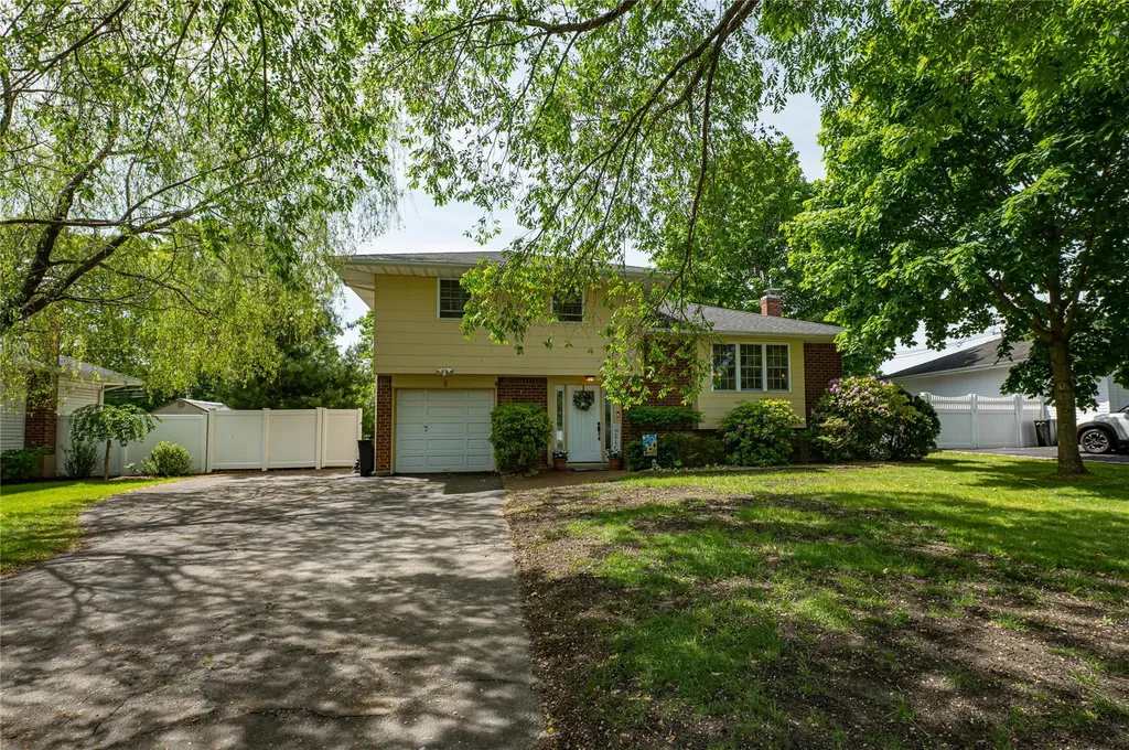 8 Baylor Drive Smithtown NY 11787
