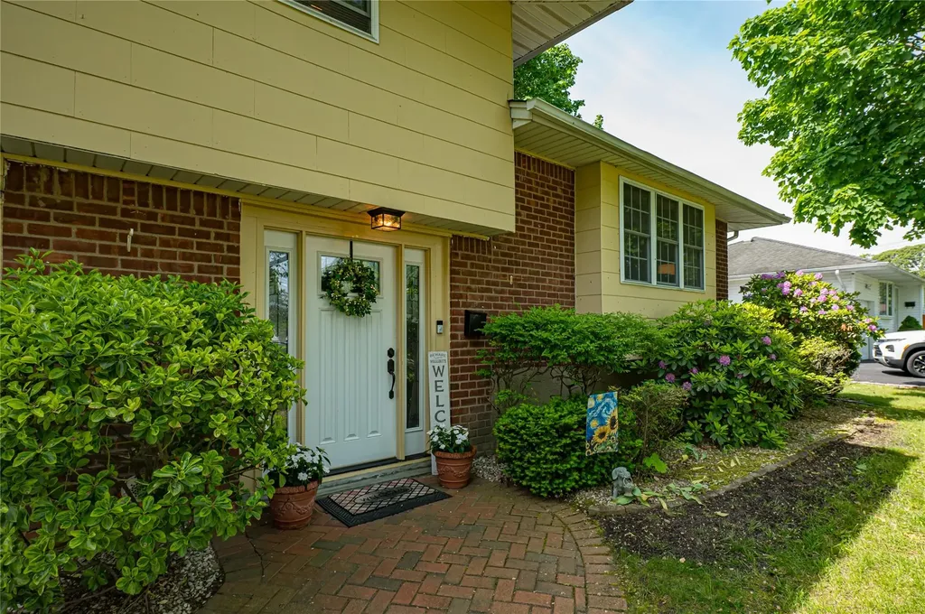 8 Baylor Drive Smithtown NY 11787