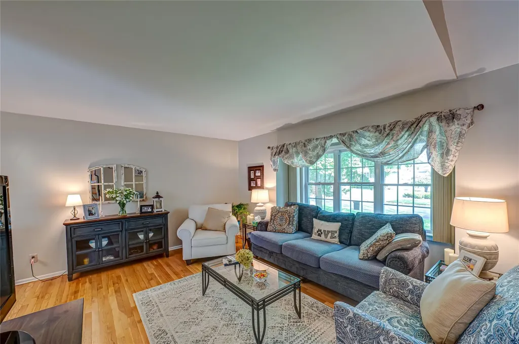 8 Baylor Drive Smithtown NY 11787