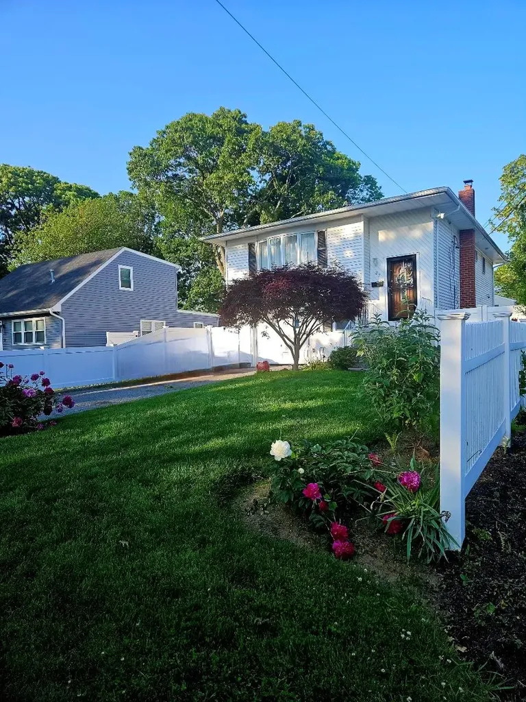 37 Vanderbilt Avenue West Babylon NY 11704