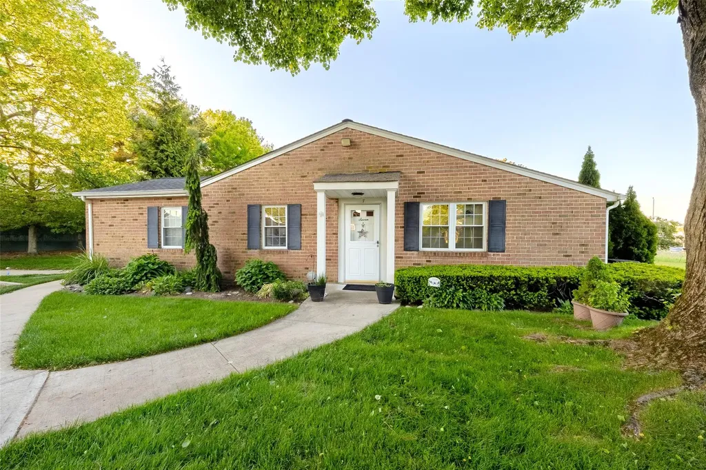 7 Harbor N Amityville NY 11701