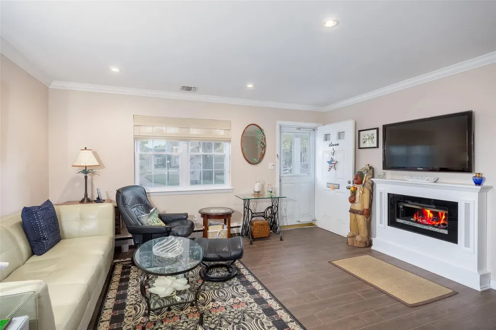 7 Harbor N Amityville NY 11701