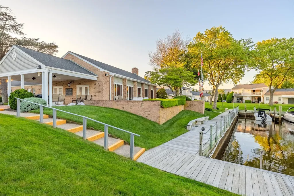 7 Harbor N Amityville NY 11701