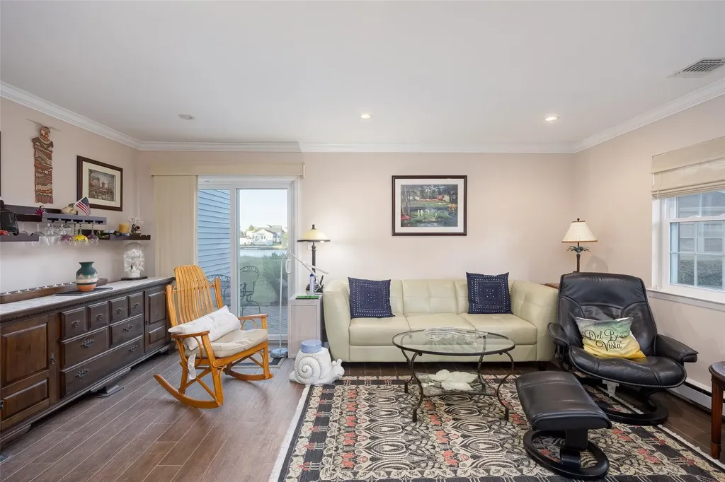 7 Harbor N Amityville NY 11701
