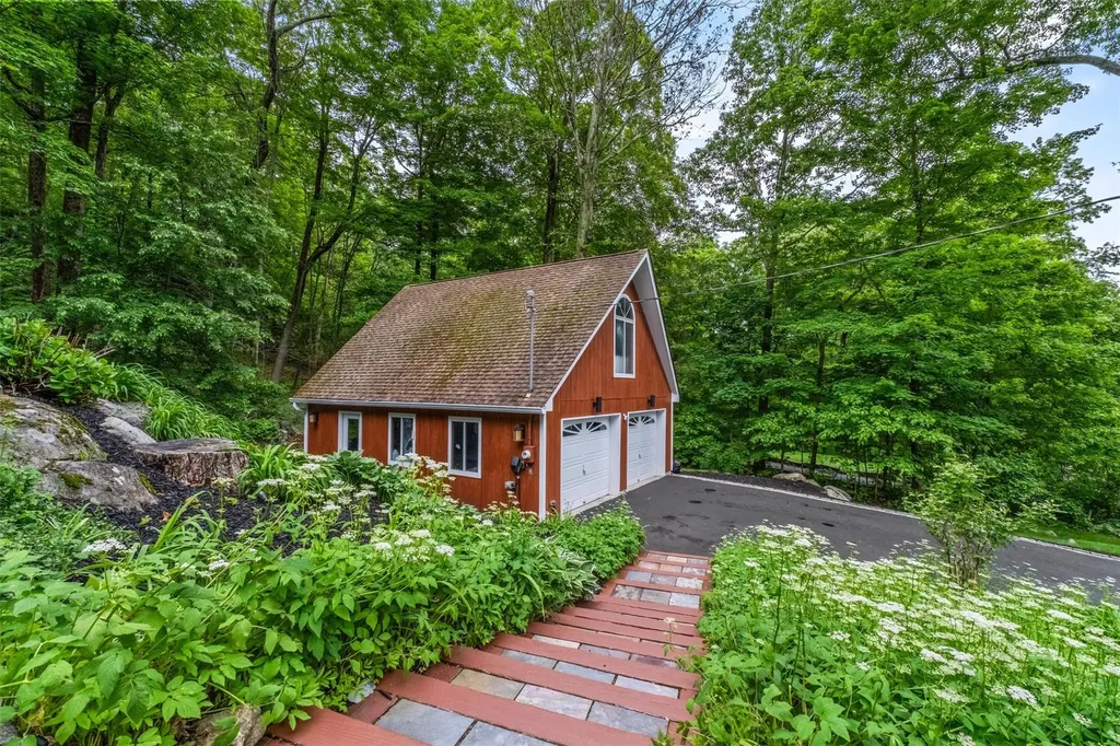 35 Brookside Avenue Putnam Valley NY 10579