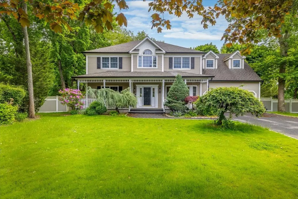 10 Aspen Circle Saint James NY 11780