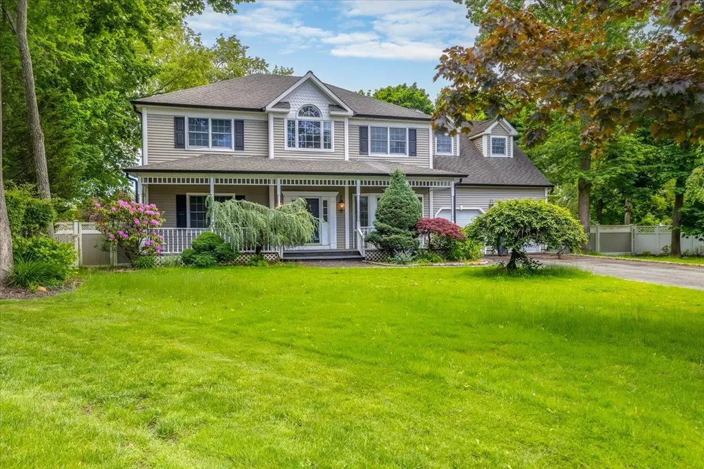 10 Aspen Circle Saint James NY 11780
