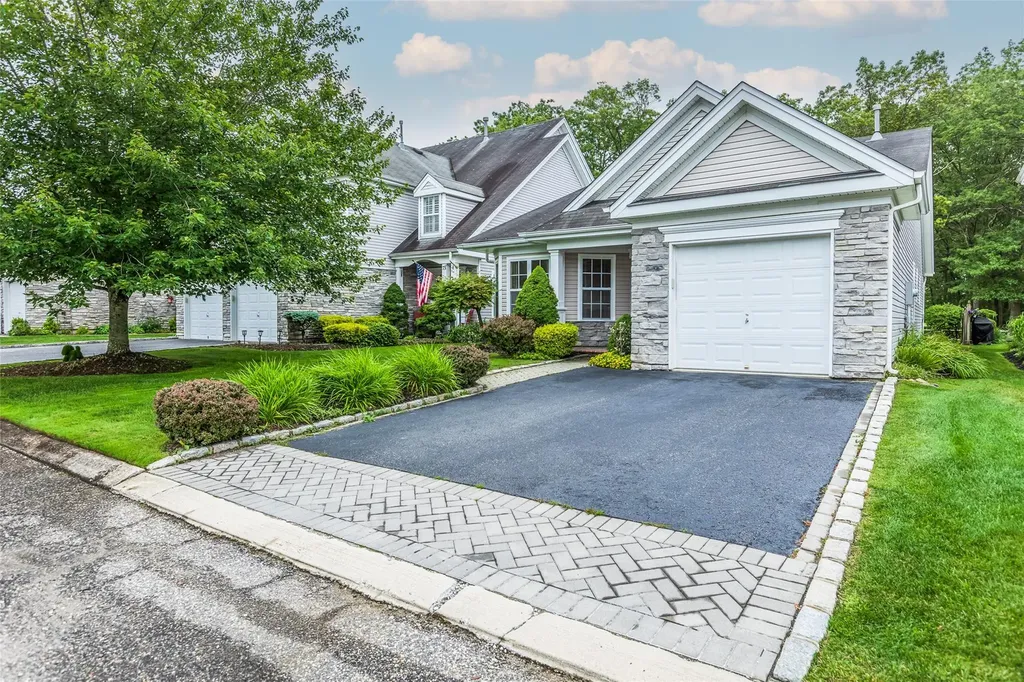 75 Madison Circle Middle Island NY 11953