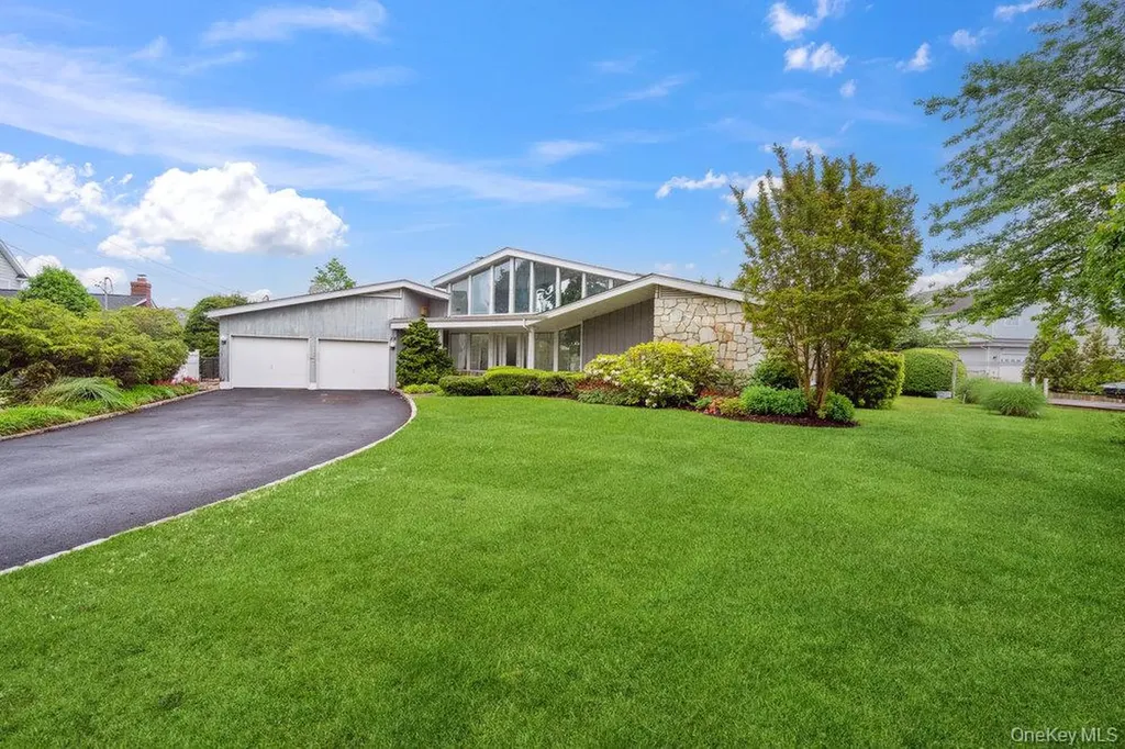 28 Deeringwood Lane Babylon NY 11702