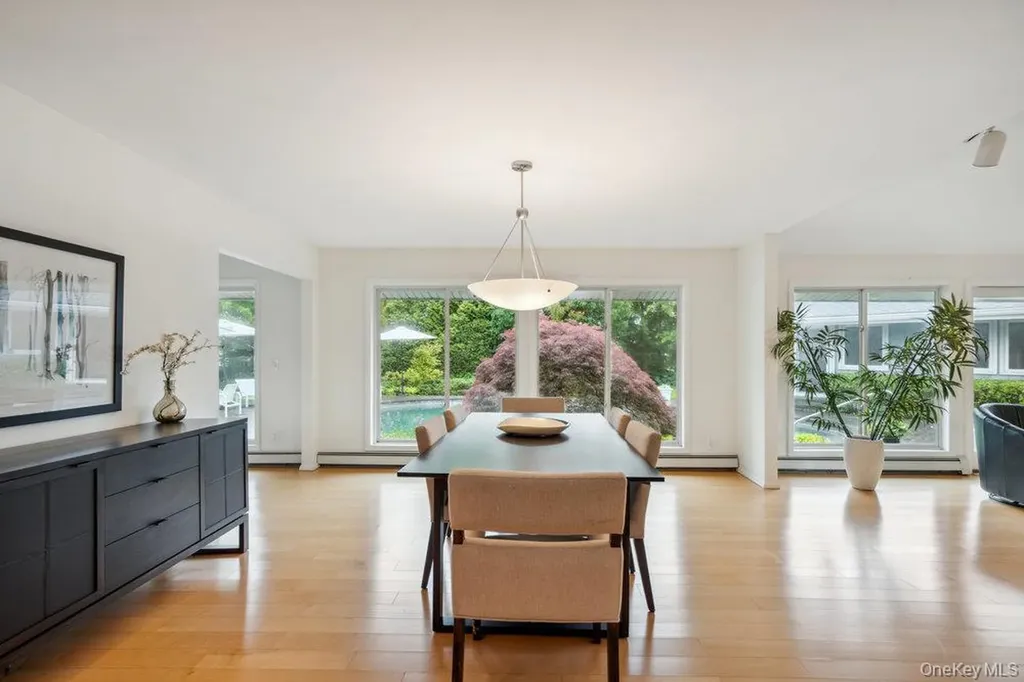 28 Deeringwood Lane Babylon NY 11702