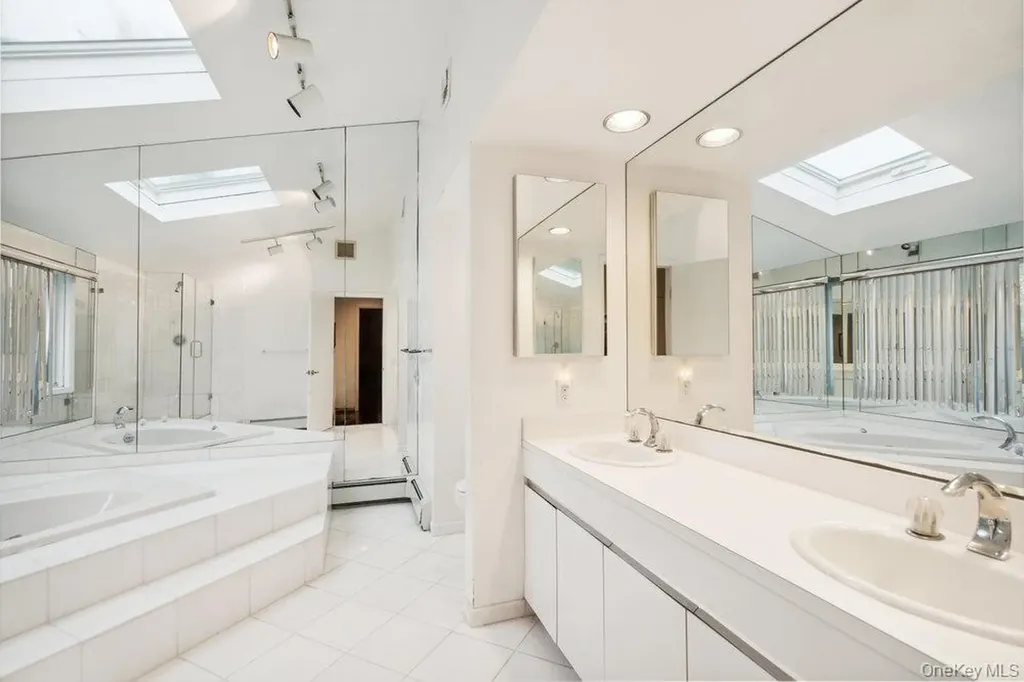 28 Deeringwood Lane Babylon NY 11702