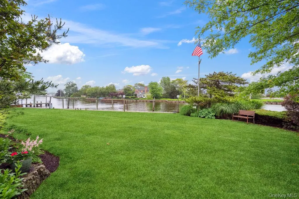28 Deeringwood Lane Babylon NY 11702