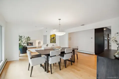 28 Deeringwood Lane Babylon NY 11702