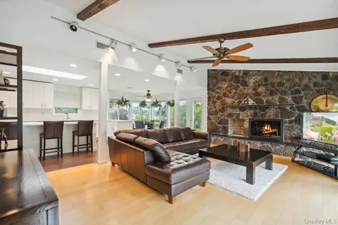 28 Deeringwood Lane Babylon NY 11702