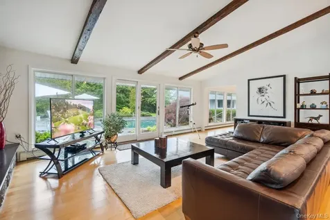 28 Deeringwood Lane Babylon NY 11702