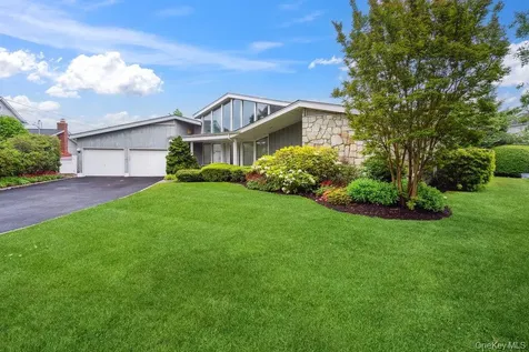 28 Deeringwood Lane Babylon NY 11702