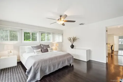 28 Deeringwood Lane Babylon NY 11702