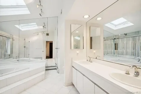 28 Deeringwood Lane Babylon NY 11702