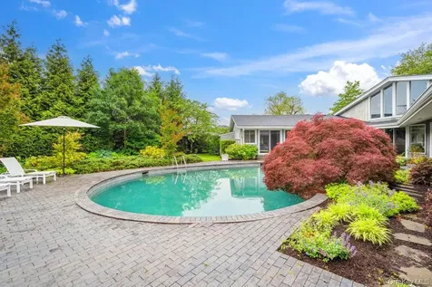 28 Deeringwood Lane Babylon NY 11702