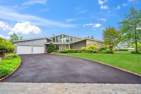 28 Deeringwood Lane Babylon NY 11702