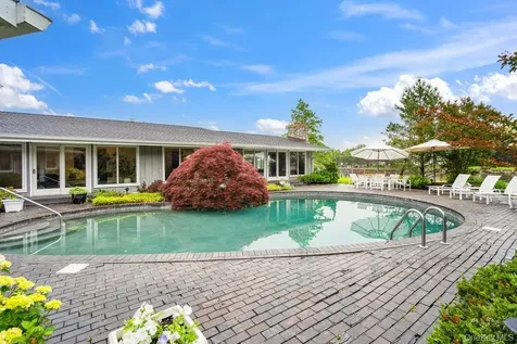 28 Deeringwood Lane Babylon NY 11702