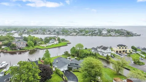 28 Deeringwood Lane Babylon NY 11702