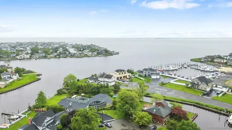 28 Deeringwood Lane Babylon NY 11702