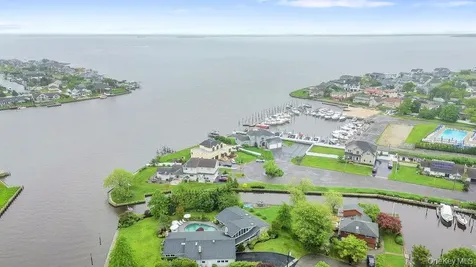 28 Deeringwood Lane Babylon NY 11702