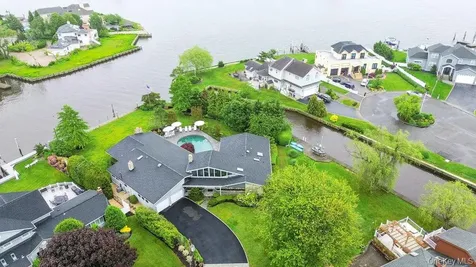 28 Deeringwood Lane Babylon NY 11702