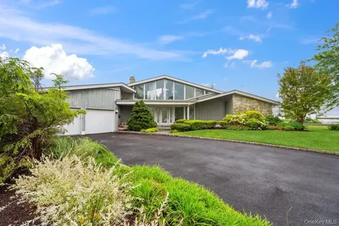 28 Deeringwood Lane Babylon NY 11702