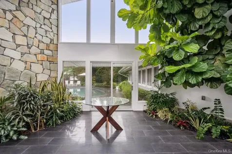 28 Deeringwood Lane Babylon NY 11702