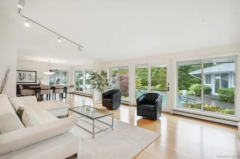 28 Deeringwood Lane Babylon NY 11702