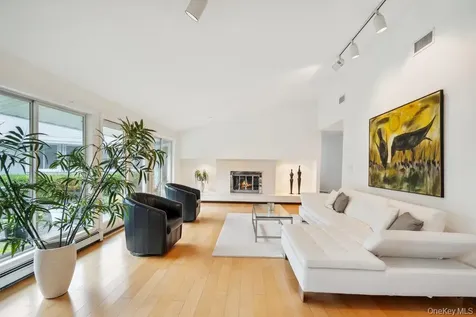 28 Deeringwood Lane Babylon NY 11702