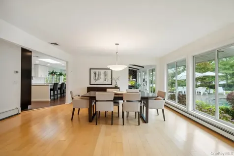 28 Deeringwood Lane Babylon NY 11702