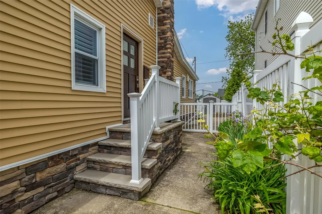 38 Kent Road Island Park NY 11558