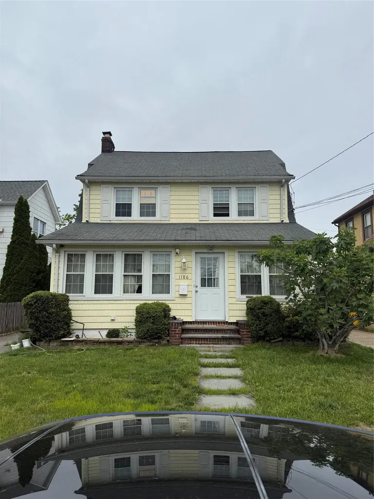 1186 Thomas Street Hewlett NY 11557