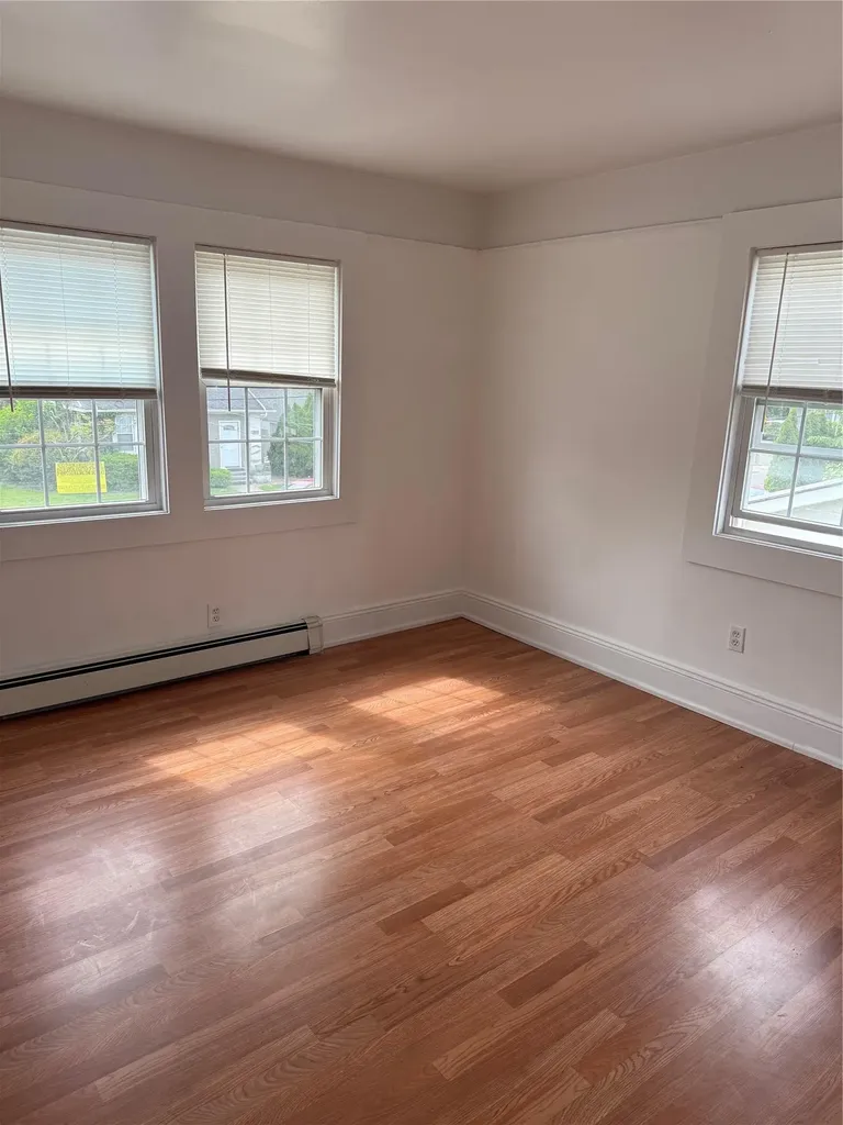 1186 Thomas Street Hewlett NY 11557