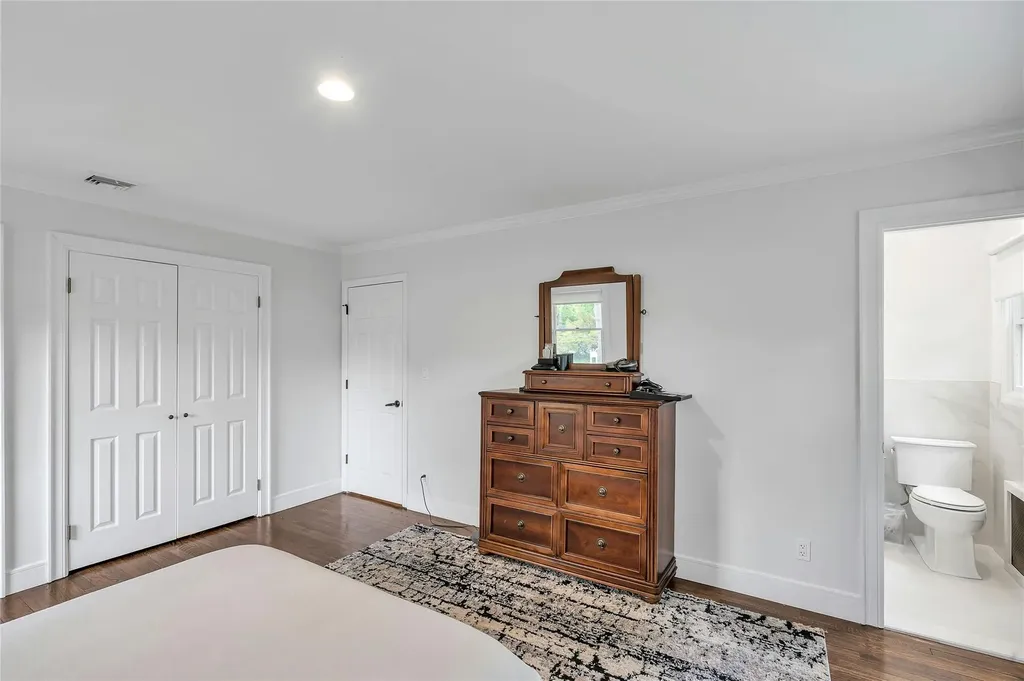 45 Pool Drive Roslyn NY 11576