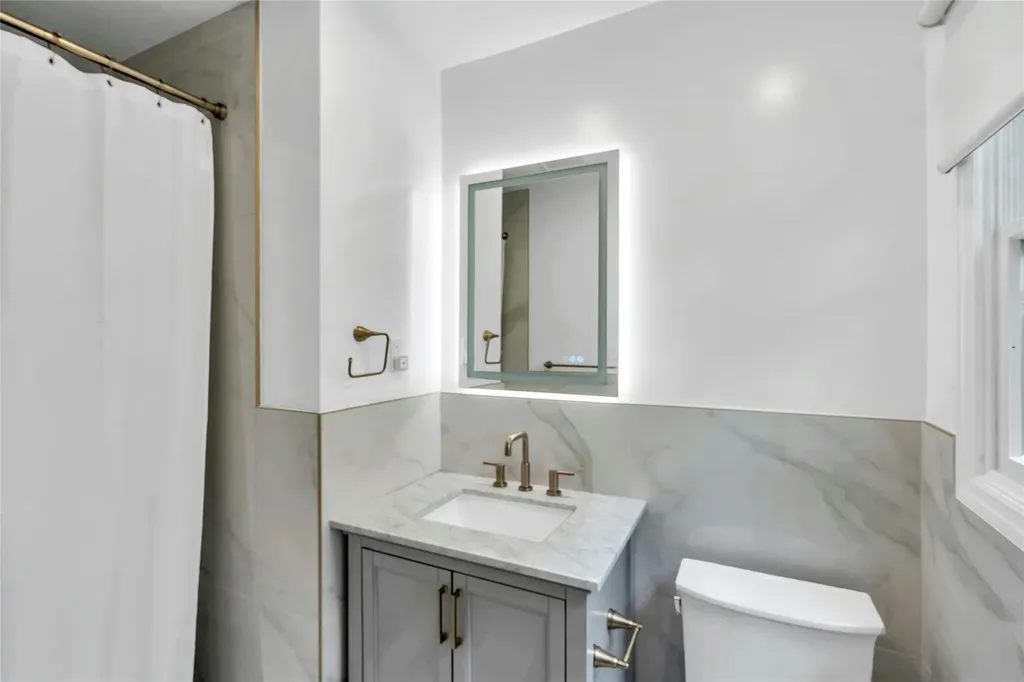 45 Pool Drive Roslyn NY 11576