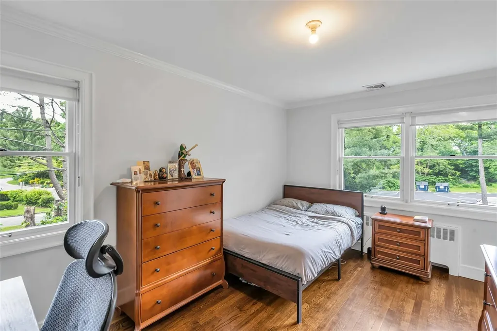45 Pool Drive Roslyn NY 11576