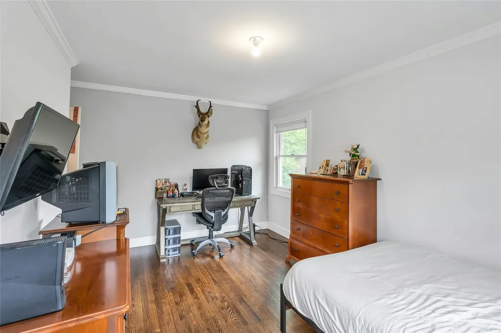 45 Pool Drive Roslyn NY 11576