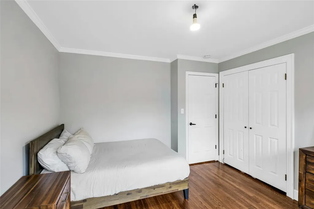 45 Pool Drive Roslyn NY 11576