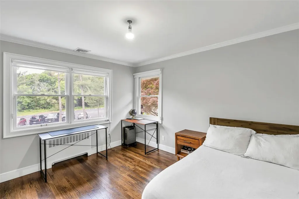 45 Pool Drive Roslyn NY 11576