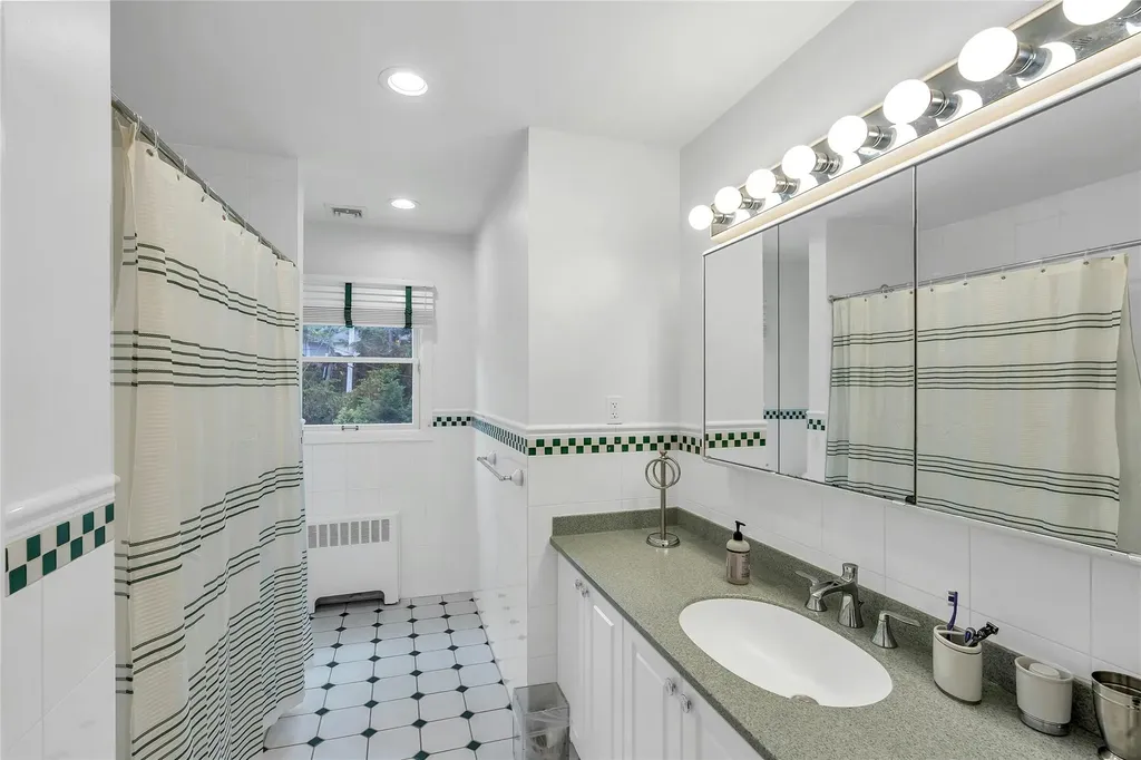 45 Pool Drive Roslyn NY 11576