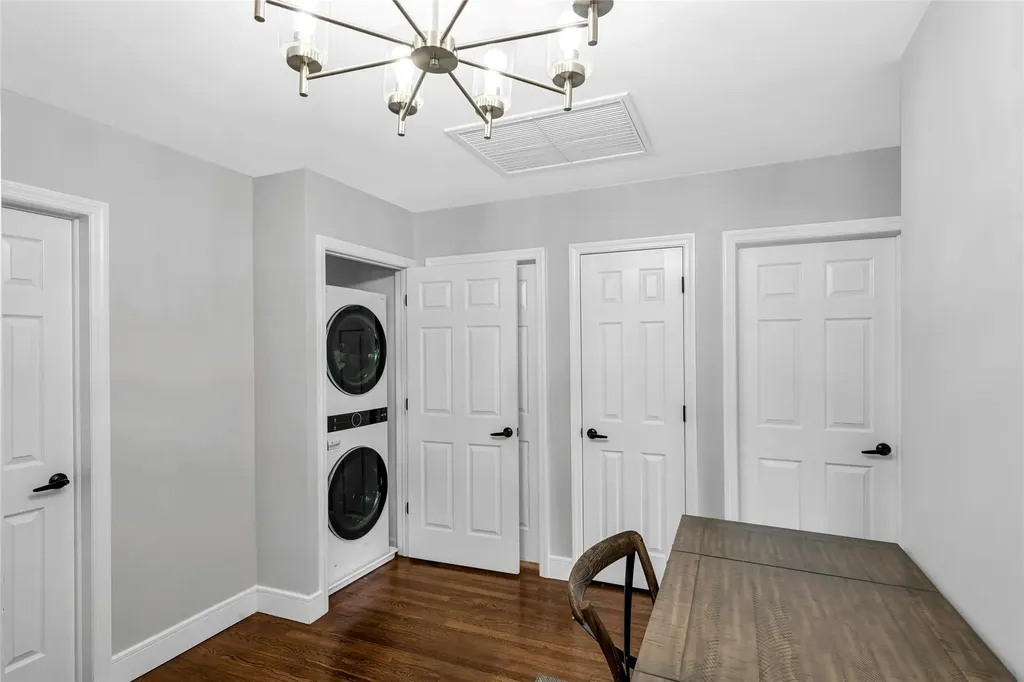 45 Pool Drive Roslyn NY 11576