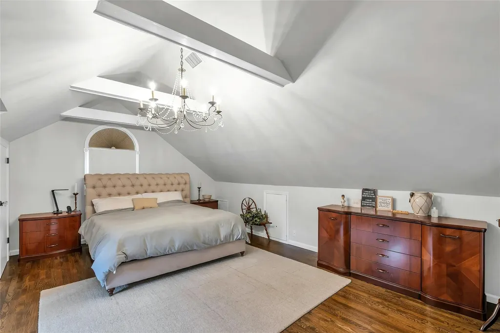 45 Pool Drive Roslyn NY 11576