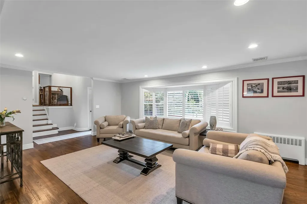 45 Pool Drive Roslyn NY 11576